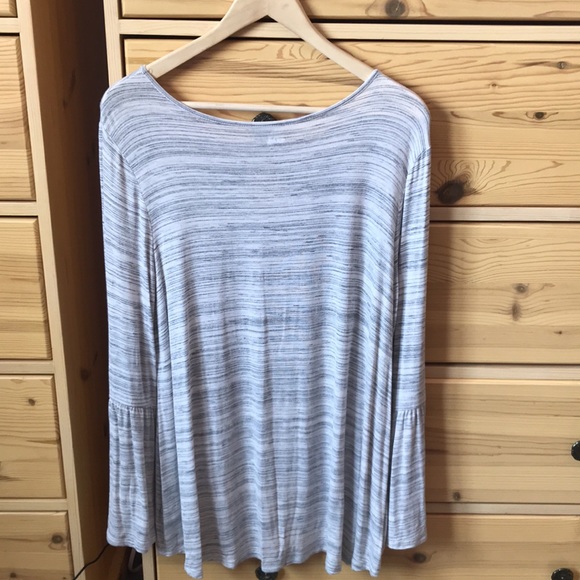 a.n.a Bell Sleeve Cut Out Heathered Gray Top Size Large - Picture 7 of 7